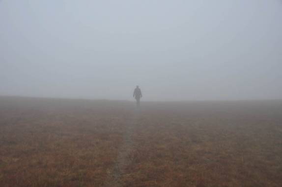A Ana caminha pela neblina nos campos mais altos do estado do Rio Grande do Sul, na região de São José dos Ausentes